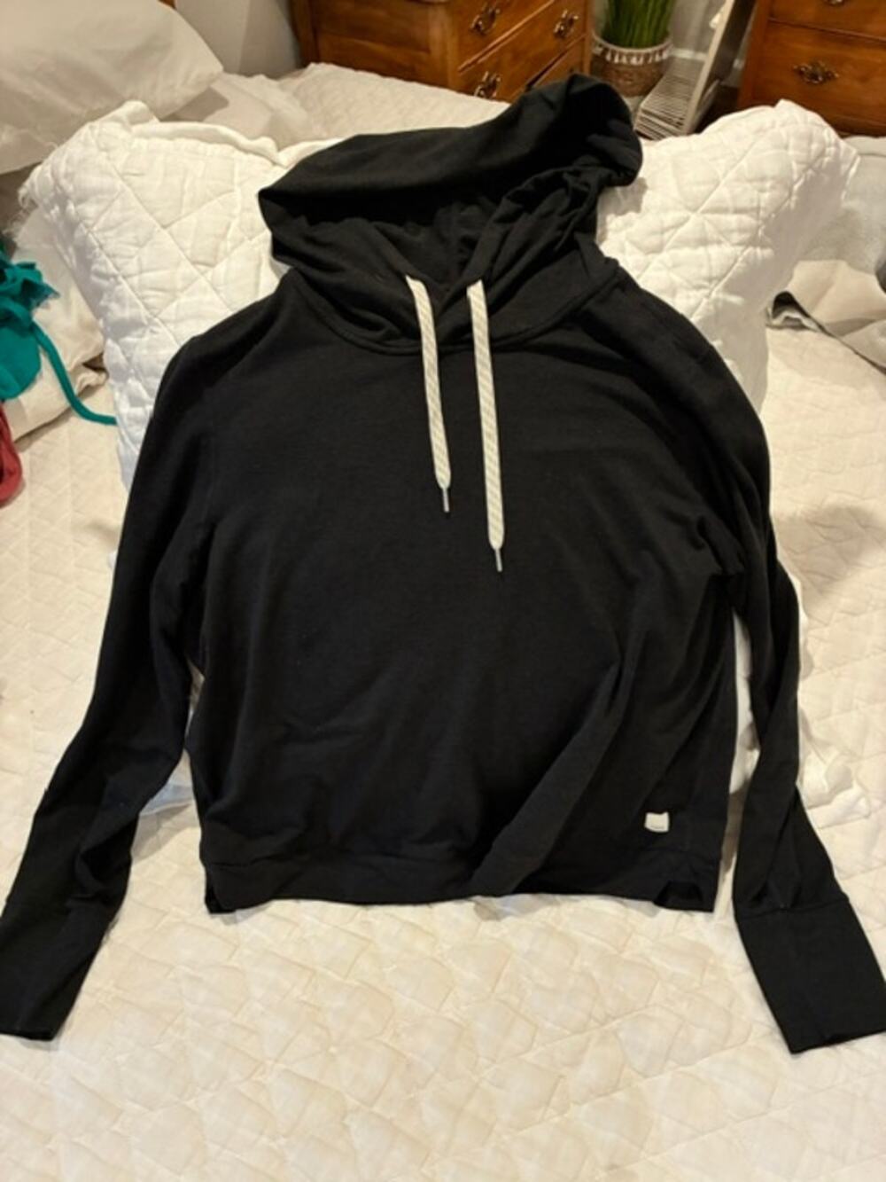 Vuori Black Hooded Performance Pullover Size Large Athleisure